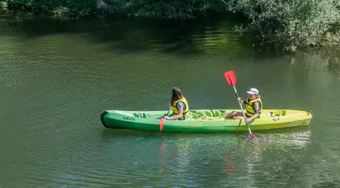 Deux personnes en kayak sur le Lot, en Aveyron