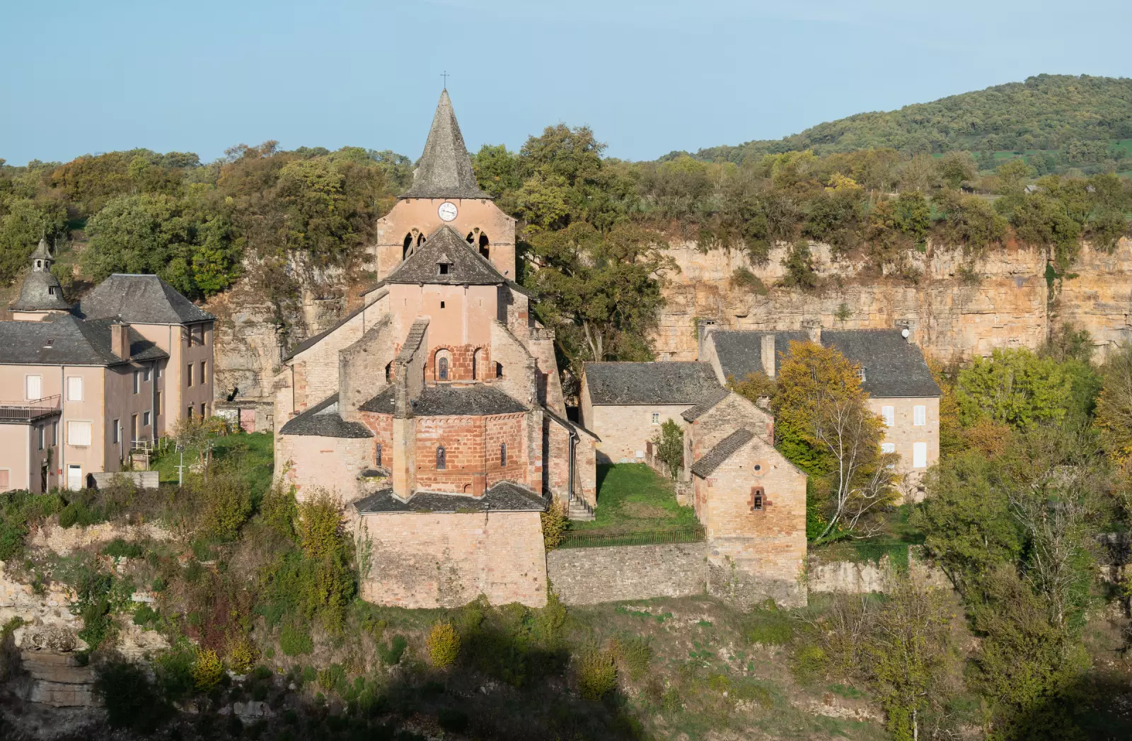 L'église romane Sainte-Fauste de Bozouls, perchée sur son éperon rocheux au cœur du canyon en fer à cheval, en Aveyron