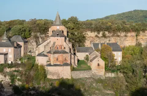 L'église romane Sainte-Fauste de Bozouls, perchée sur son éperon rocheux au cœur du canyon en fer à cheval