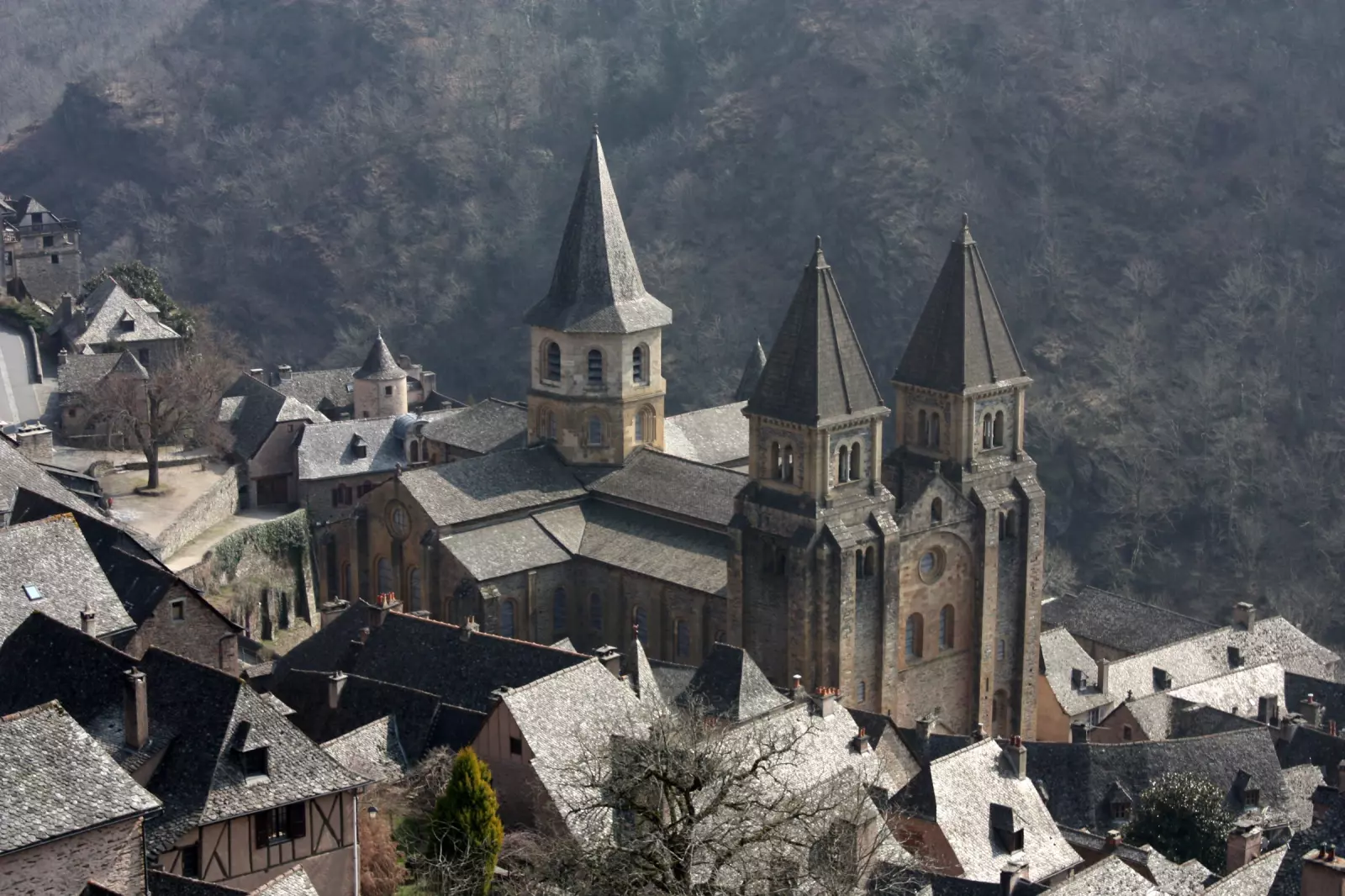 Façade de l'abbatiale Sainte-Foy de Conques, en Aveyron, avec son clocher roman