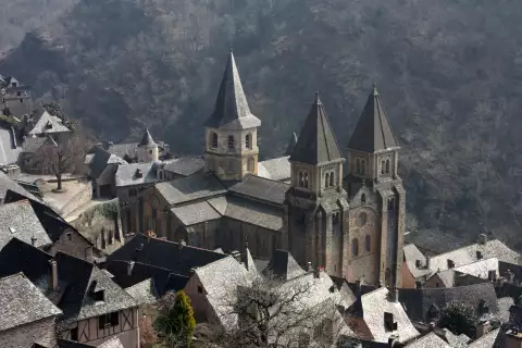 Façade de l'abbatiale Sainte-Foy de Conques, en Aveyron