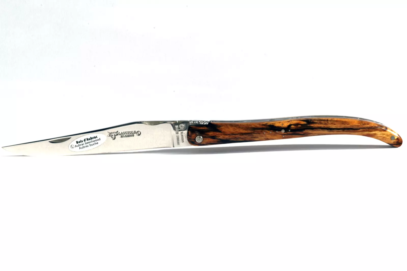 Un couteau Laguiole en Aubrac, manche en bois d'Aubrac, lame gravée de la tête de vache