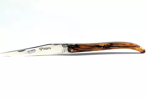 Un couteau Laguiole en Aubrac, manche en bois d'Aubrac, lame gravée de la tête de vache
