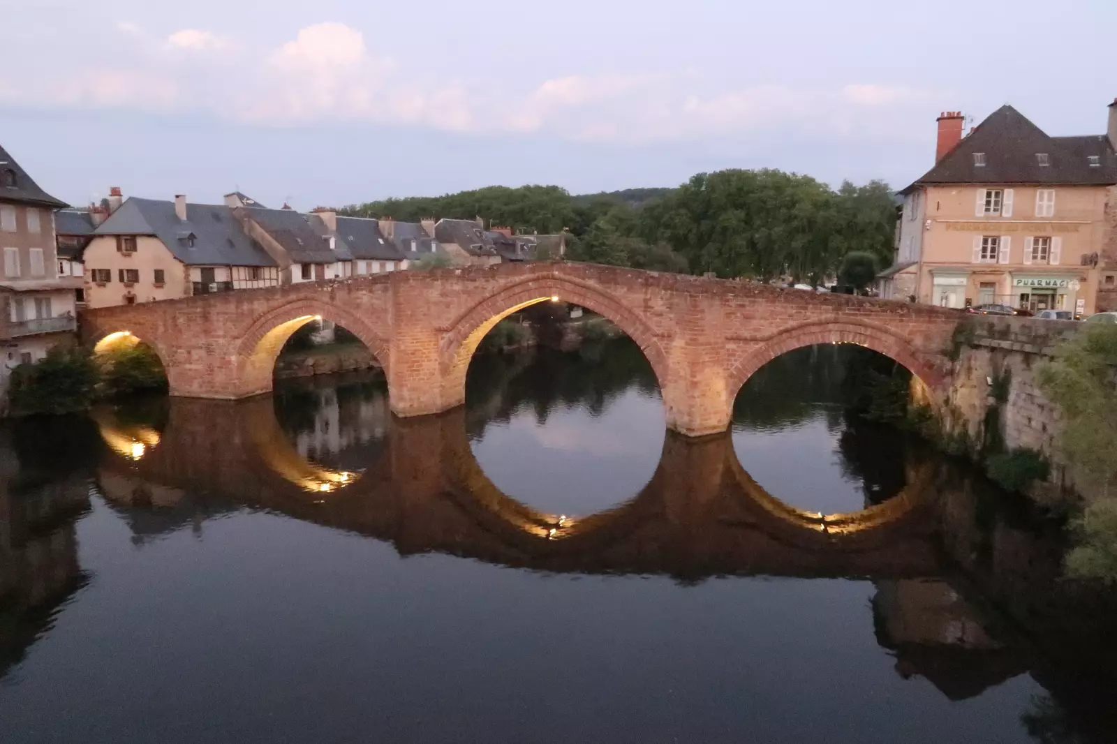 Le Vieux Pont d'Espalion se reflétant dans le Lot au crépuscule, en Aveyron