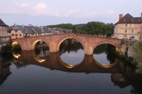 Le Vieux Pont d'Espalion se reflétant dans le Lot au crépuscule, en Aveyron