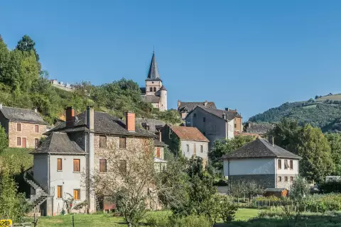 Le village de Grand-Vabre dans la vallée du Dourdou et du Lot, en Aveyron
