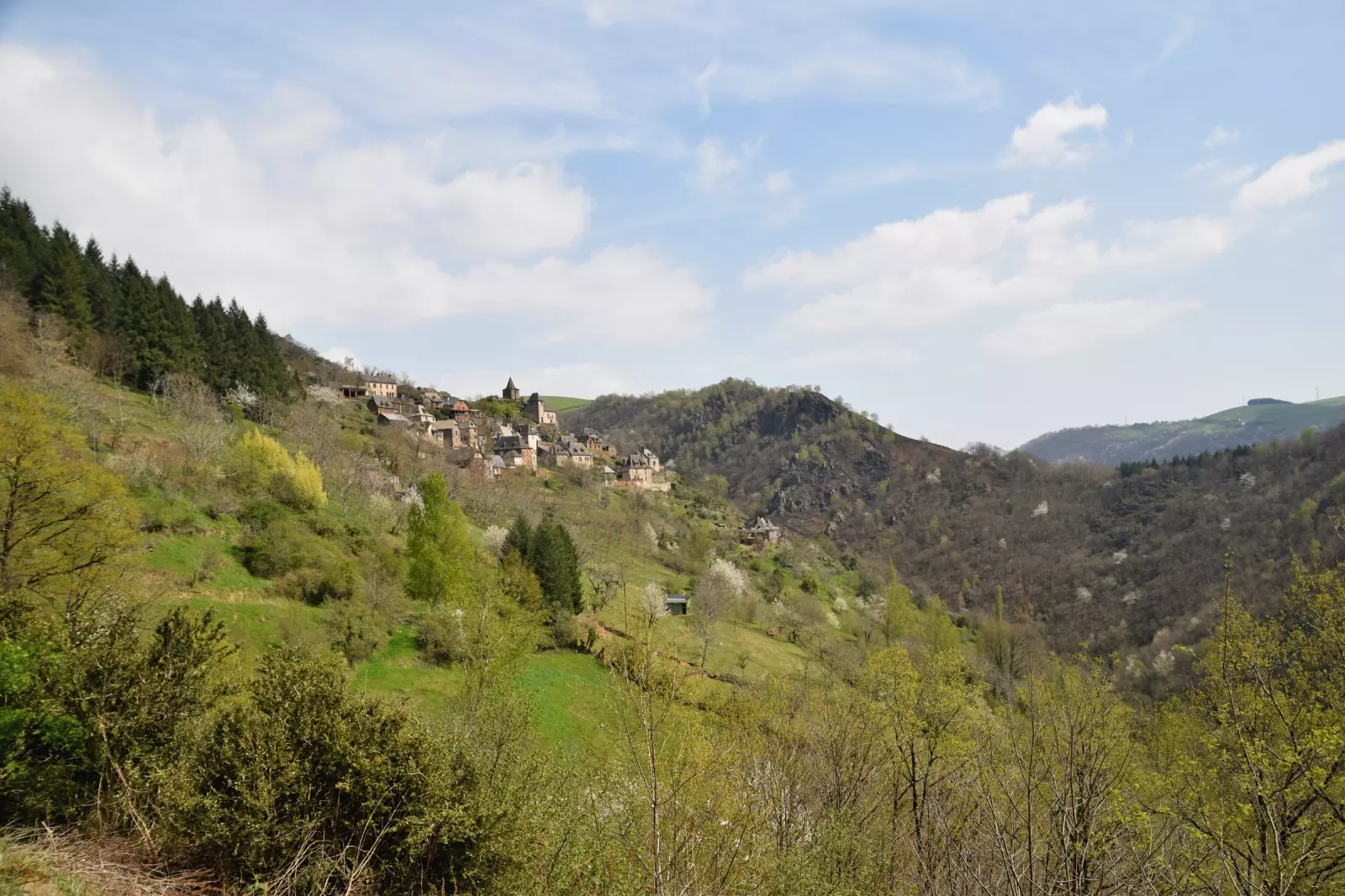 Le hameau de La Vinzelle perché sur son éperon rocheux au-dessus de la vallée du Lot, en Aveyron