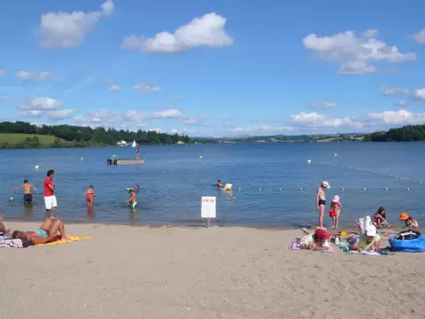 Plage aménagée du lac de Pareloup, sur le plateau du Lévézou en Aveyron