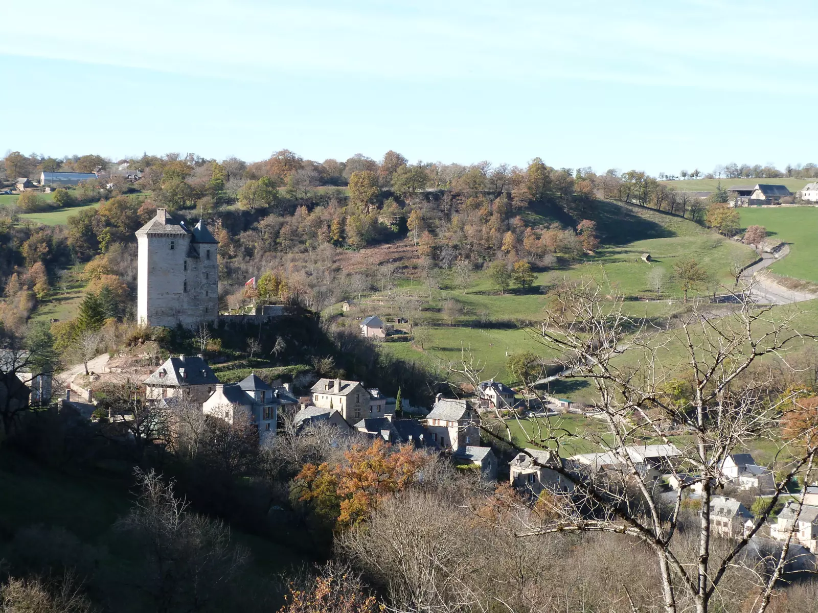Le donjon de Muret-le-Château dominant le village, vu depuis la route de Lagnac, en Aveyron