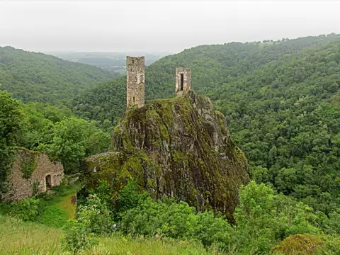Les tours en ruine du château inférieur de Peyrusse-le-Roc, perchées sur un éperon rocheux en Aveyron