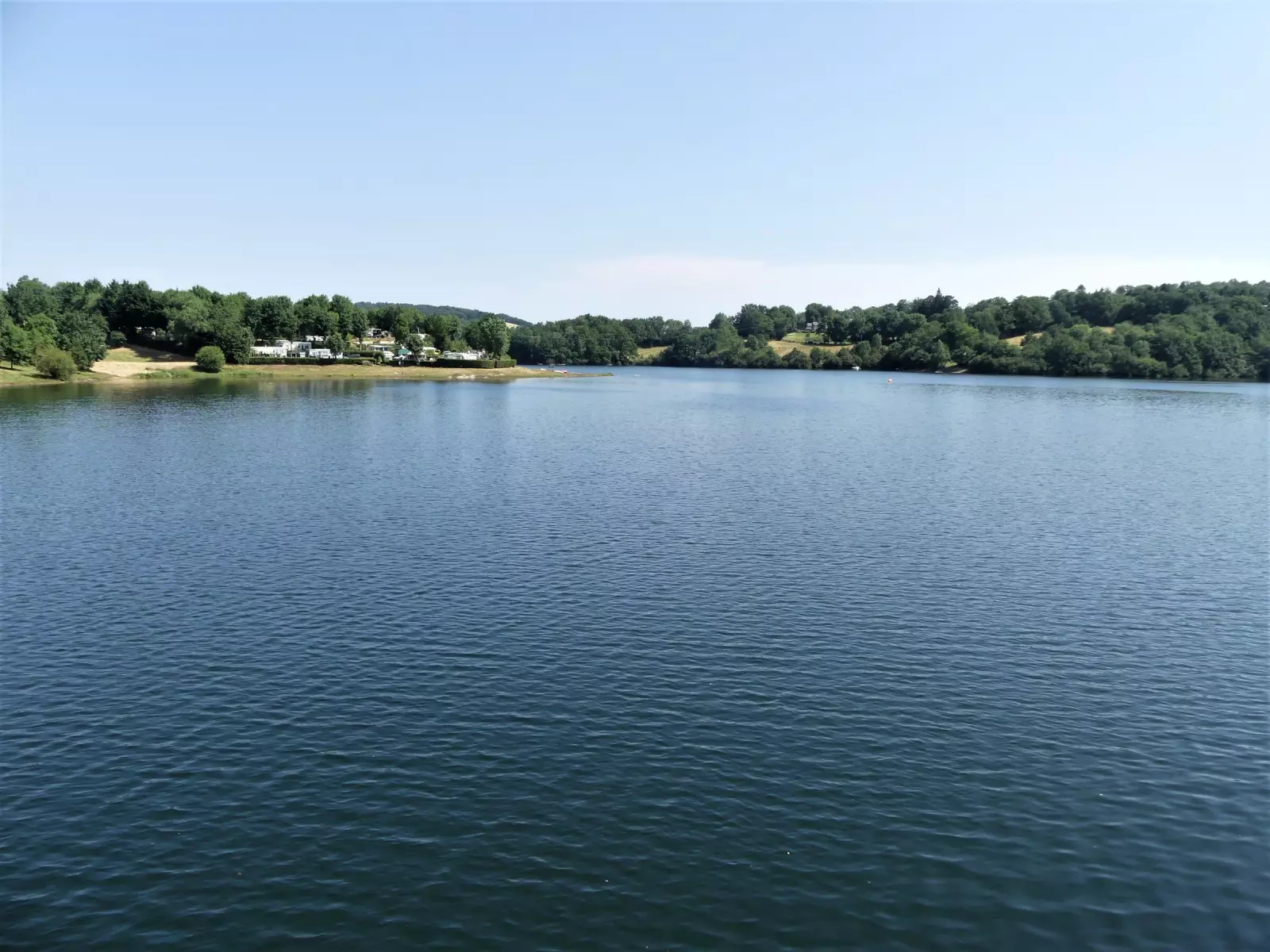 Le lac de Pont-de-Salars vu depuis le barrage, sur le plateau du Lévézou en Aveyron