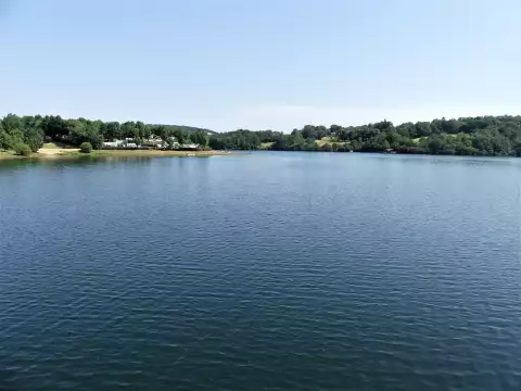 Le lac de Pont-de-Salars vu depuis le barrage, sur le plateau du Lévézou en Aveyron