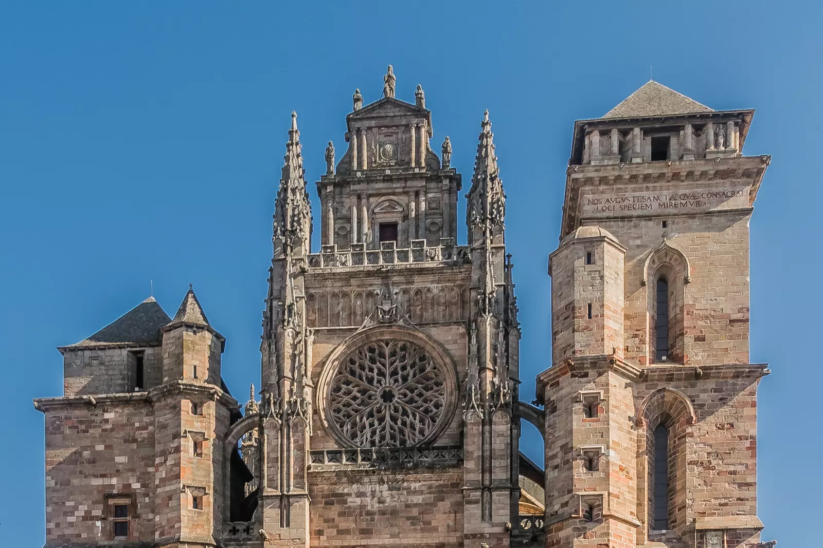 Façade de la cathédrale Notre-Dame de Rodez en grès rose, avec sa rosace et ses tours