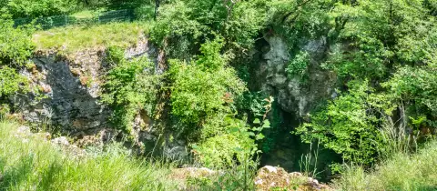 L'ouverture du gouffre du Tindoul de la Vayssière, sur le Causse Comtal en Aveyron
